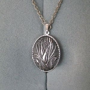 Sarah Coventry Locket Necklace Oval Floral